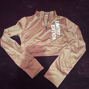 “Limited Edition” half zipper crop top